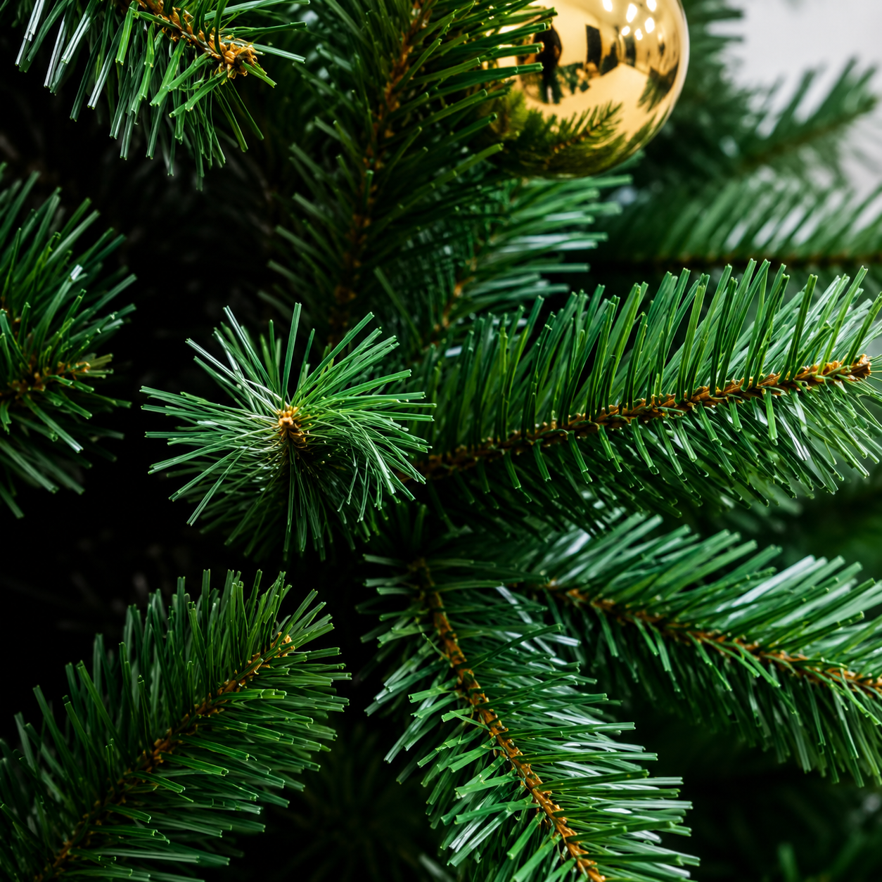 6-7ft Pre-Lit Artificial Christmas Tree – Hinged Pine with Warm White Lights